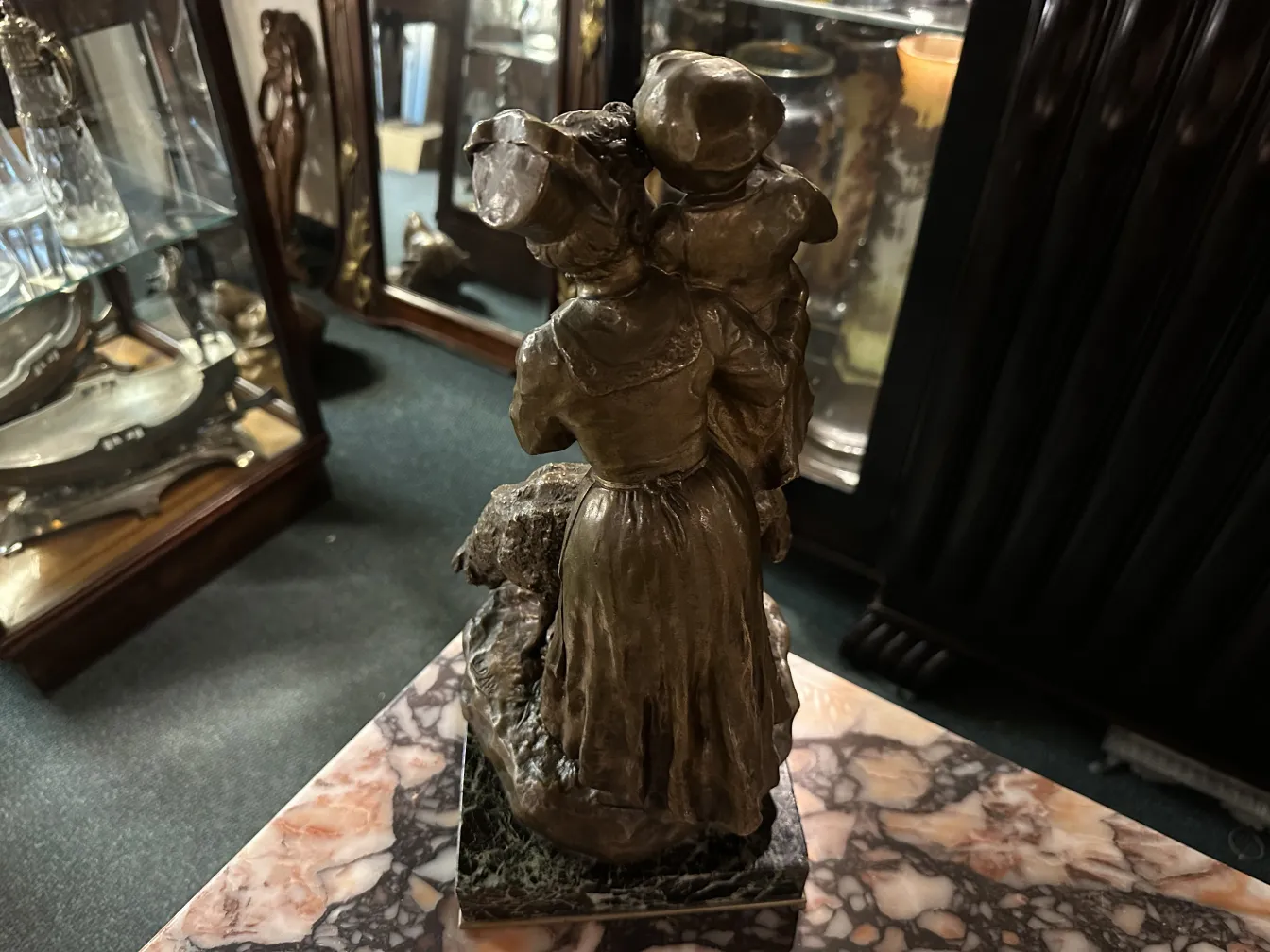 escultura antiga de duas figuras em um ambiente clássico