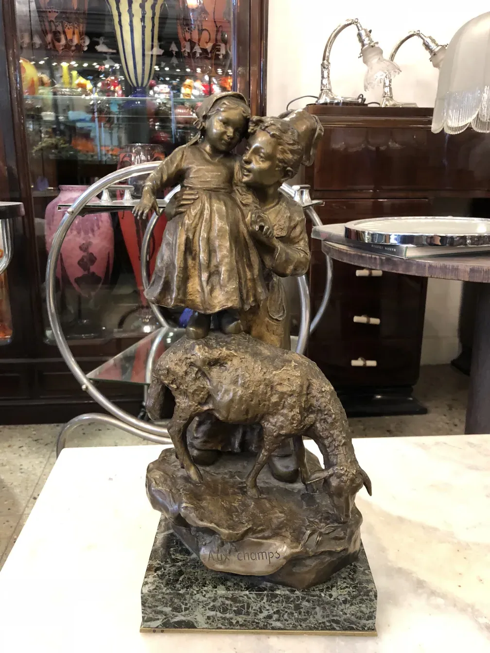 escultura antiga de giuseppe d'aste com uma menina e um menino ao lado de um animal