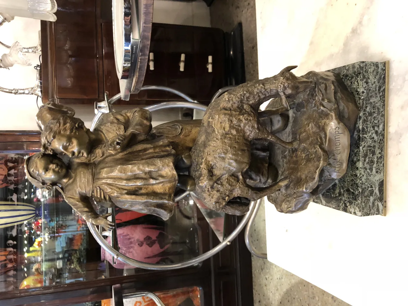 escultura antiga retratando crianças com elementos decorativos