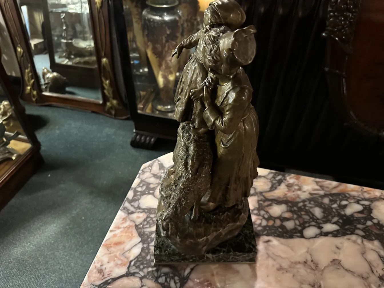 escultura antigua de dos figuras en un ambiente clásico