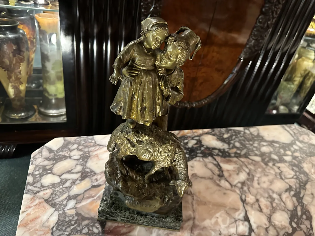 escultura antigua de niños abrazándose, obra de Giuseppe d'aste en un ambiente elegante