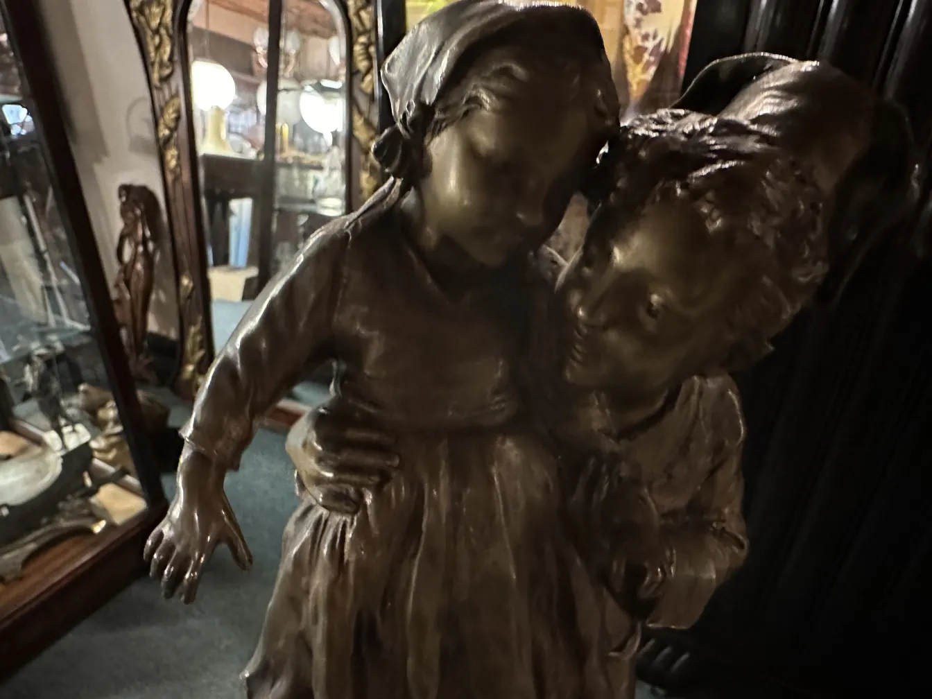 sculpture ancienne montrant deux figures enlacées dans un cadre vintage