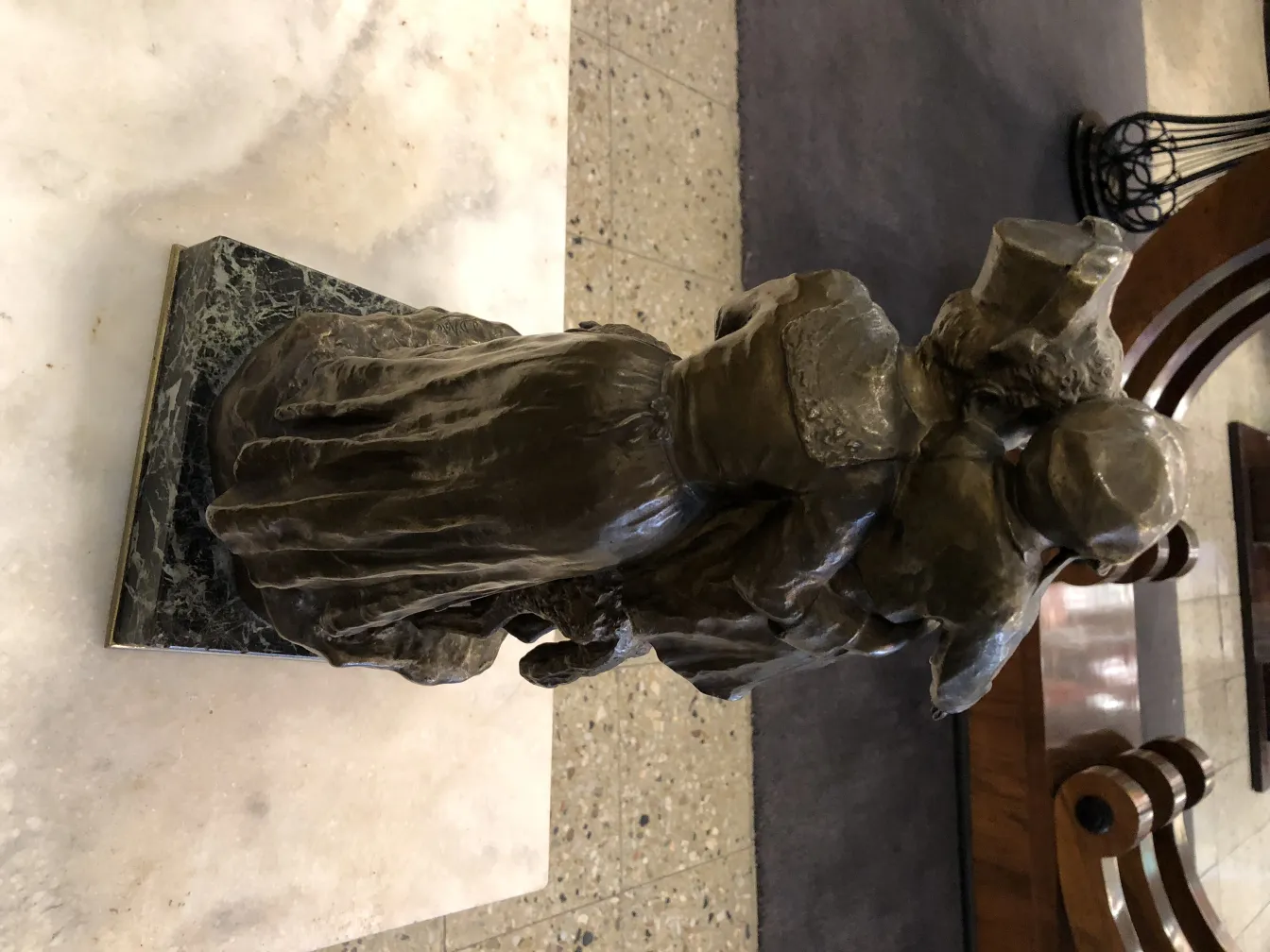 escultura antigua de parejas en estilo clásico aux champs