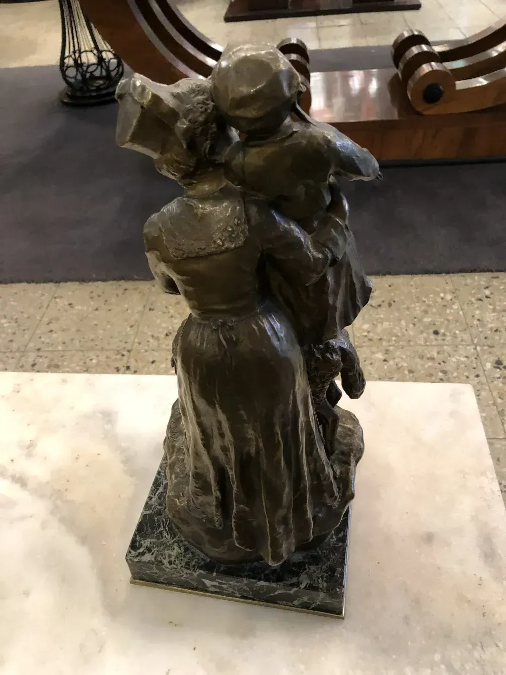 sculpture ancienne de femme avec enfant dans un cadre accueillant