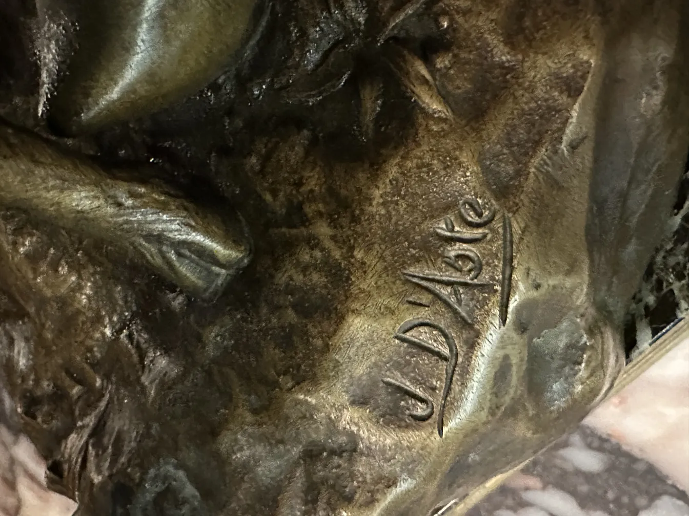 scultura antica con dettagli complessi e solidità visiva, Aux Champs.