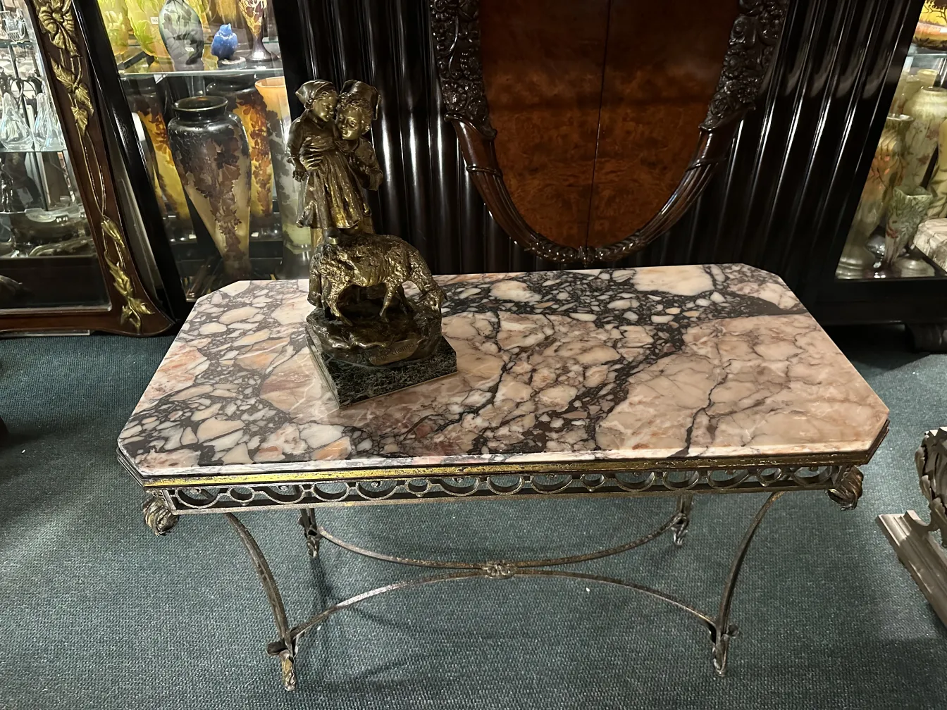 antike skulptur mit figuren auf einem sokkel