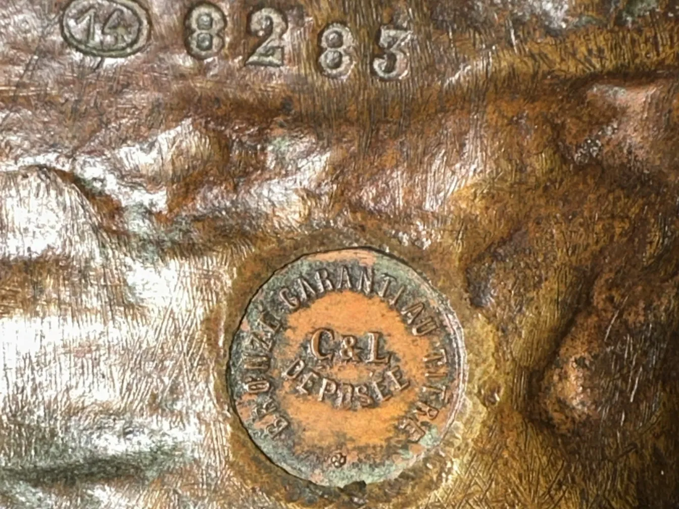 detalhes da escultura antiga com inscrição visível