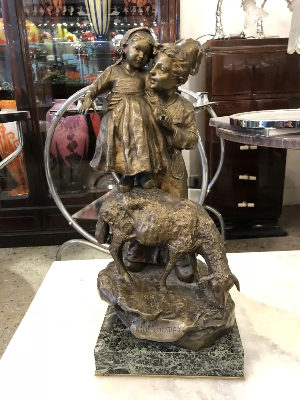 escultura antiga retratando uma criança e um animal em uma paisagem