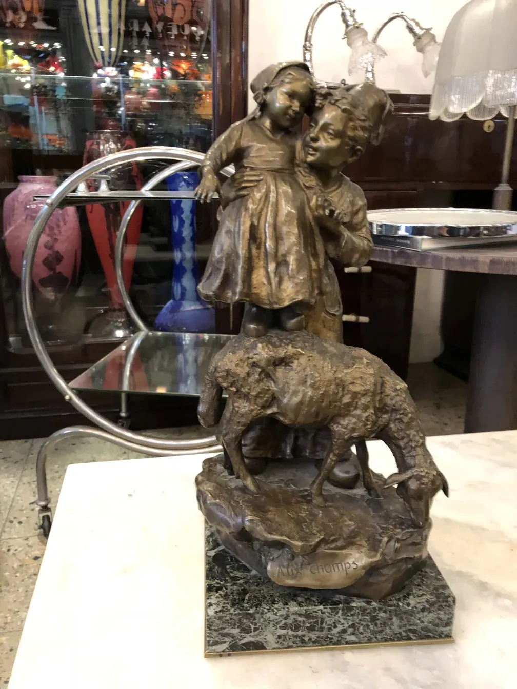 antike Skulptur, die einen Jungen und ein Mädchen mit einem Schaf darstellt