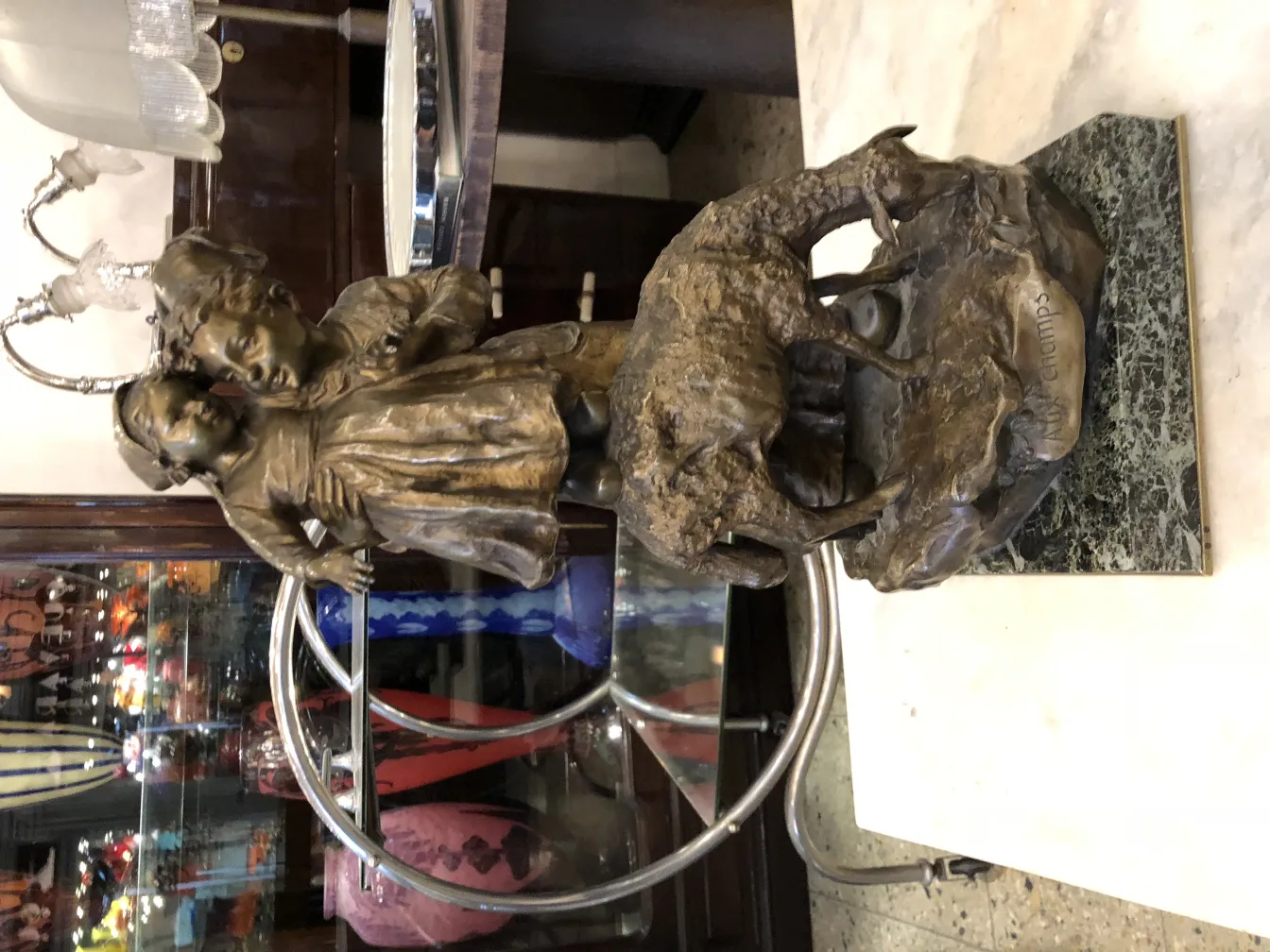 escultura antigua de niños en auxiliar champs con un ciervo