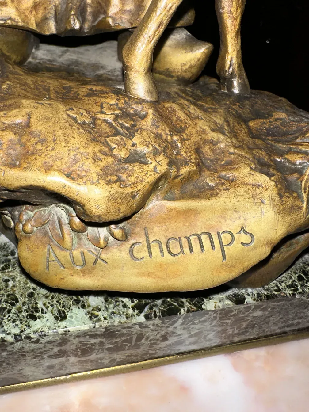 scultura antica di Giuseppe d'aste con dettagli elaborati