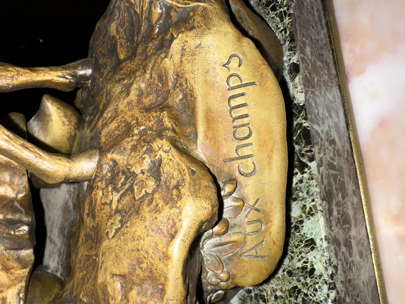 старинная скульптура с резными деталями, подписанная Aux Champs.