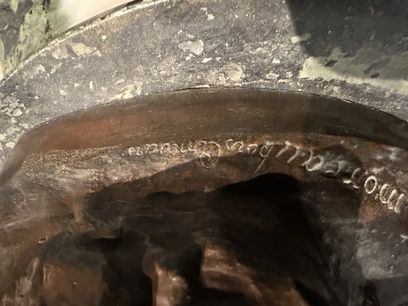 고대 조각, 예술적인 세부사항이 보입니다.