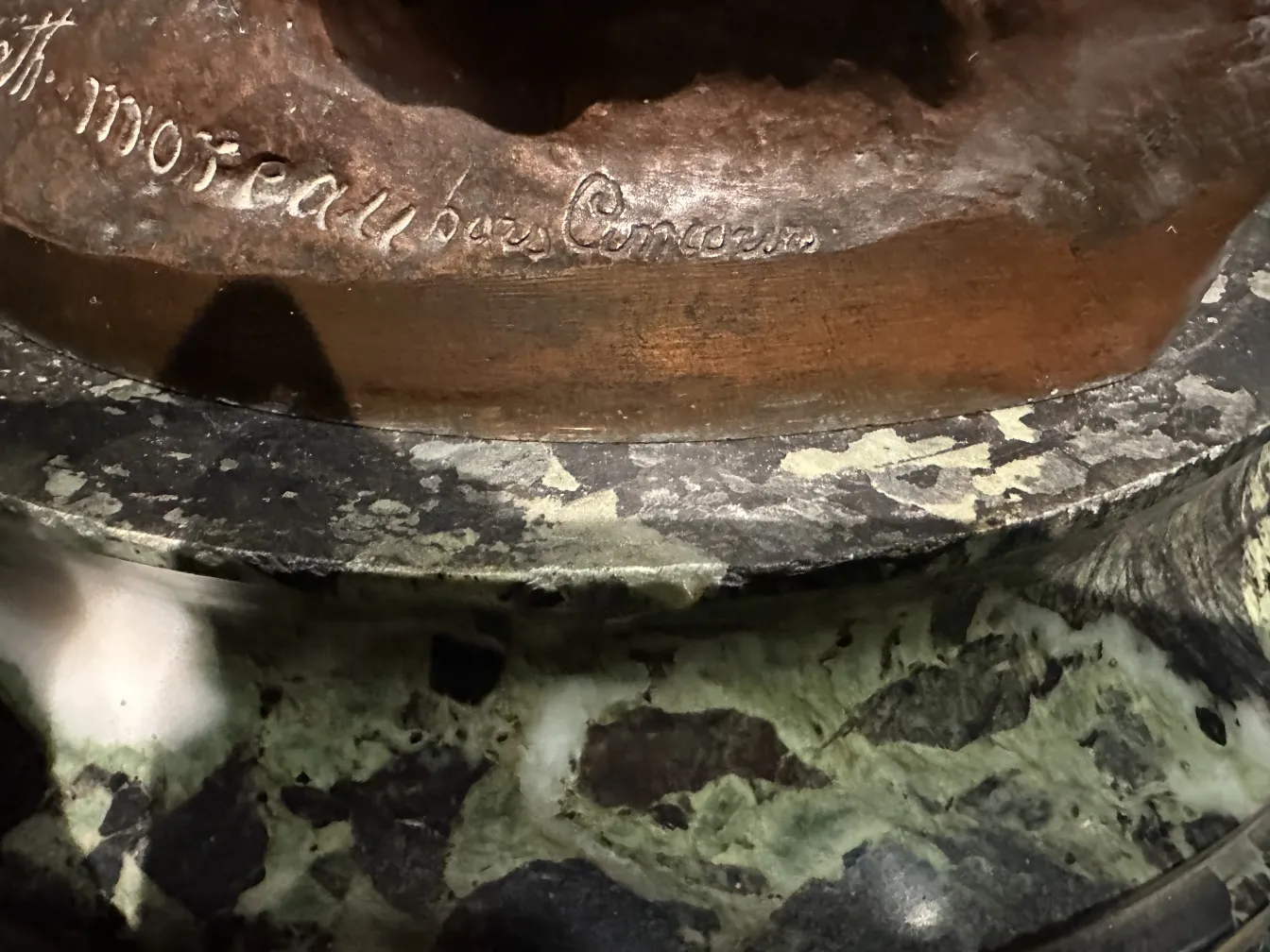 古典雕塑底座细节丰富，背景深色