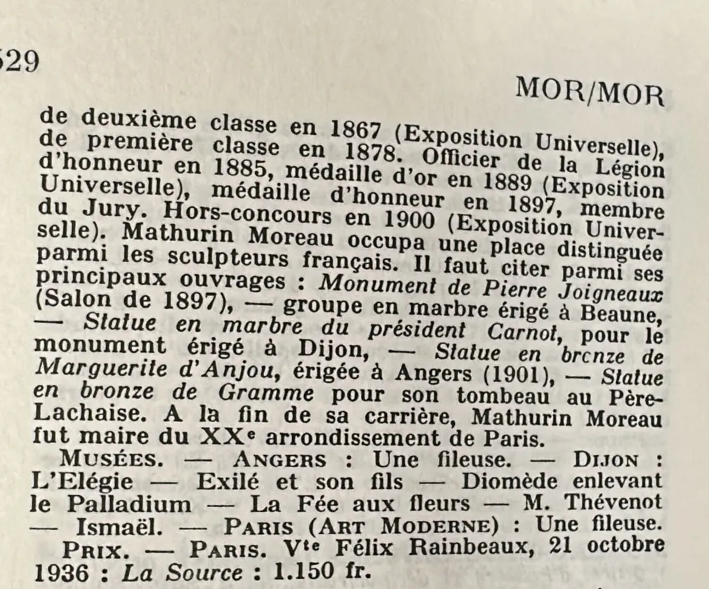 تمثال قديم بتفاصيل رخامية في بيئة فنية