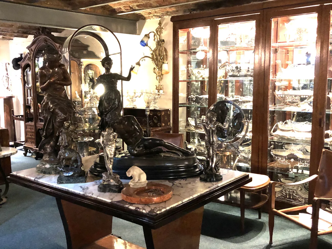 scultura antica con forme dettagliate in un ambiente elegante