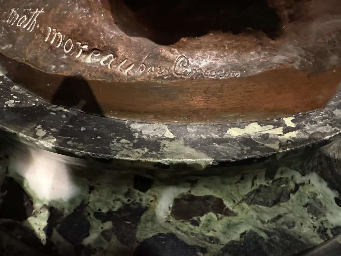 detalhes de uma escultura antiga com assinatura visível de Moreau Mathurin