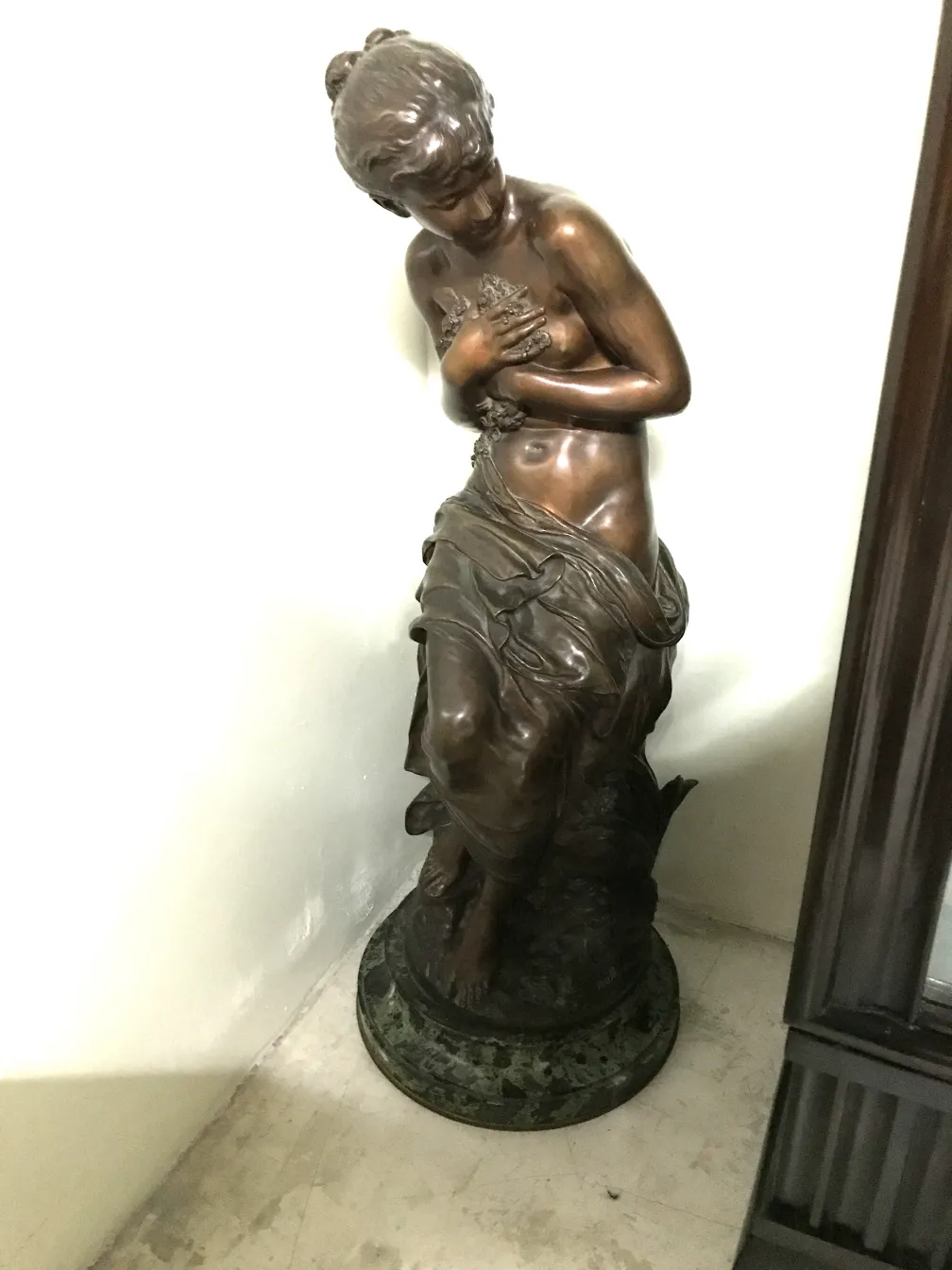 antike skulptur von moreau mathurin in einer ecke
