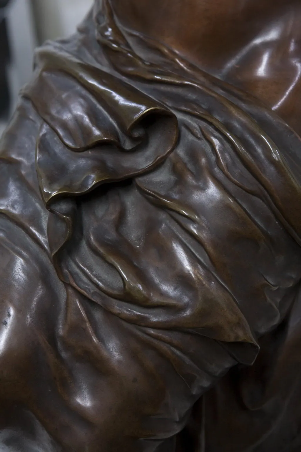 Detalhe de uma escultura antiga com tecido amassado