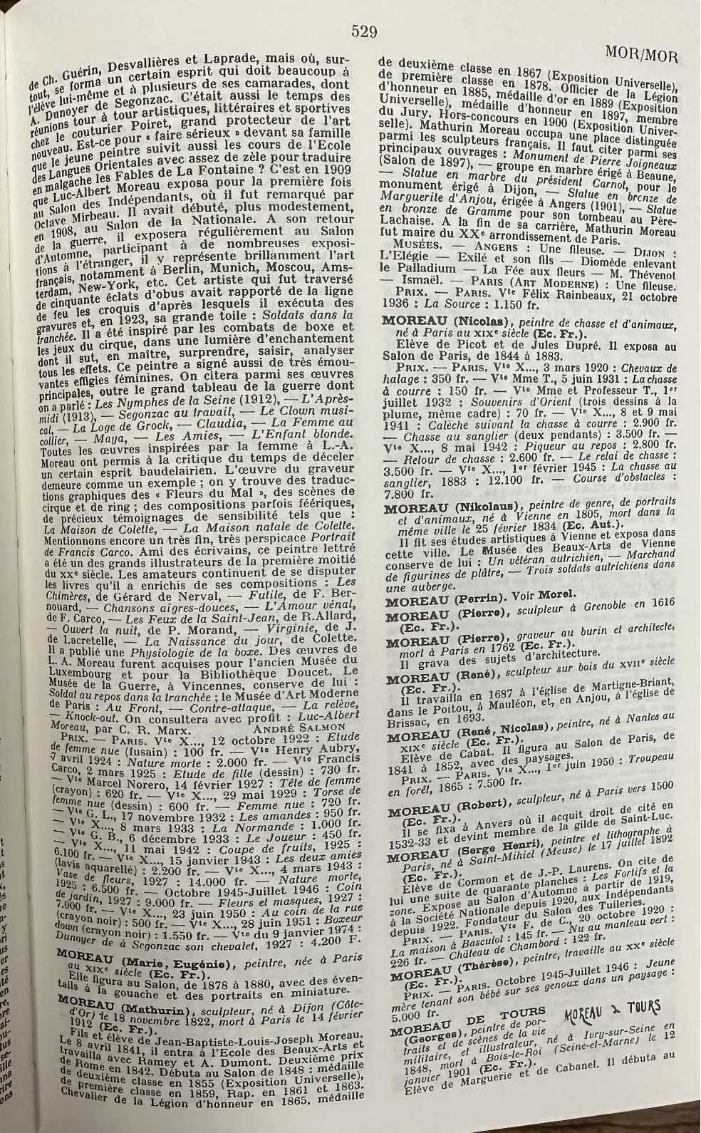 Détail d'une sculpture ancienne dans un cadre artistique.