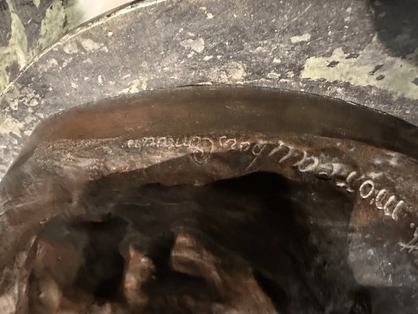 Detalhes de uma escultura antiga com acabamento intrincado