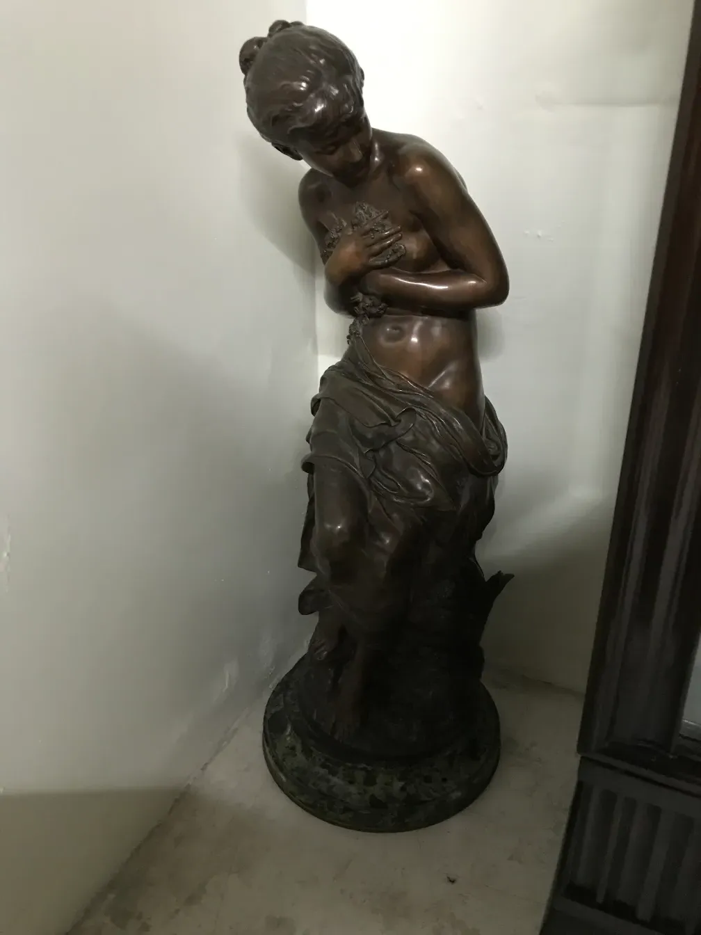 antike skulptur einer weiblichen figur in der ecke