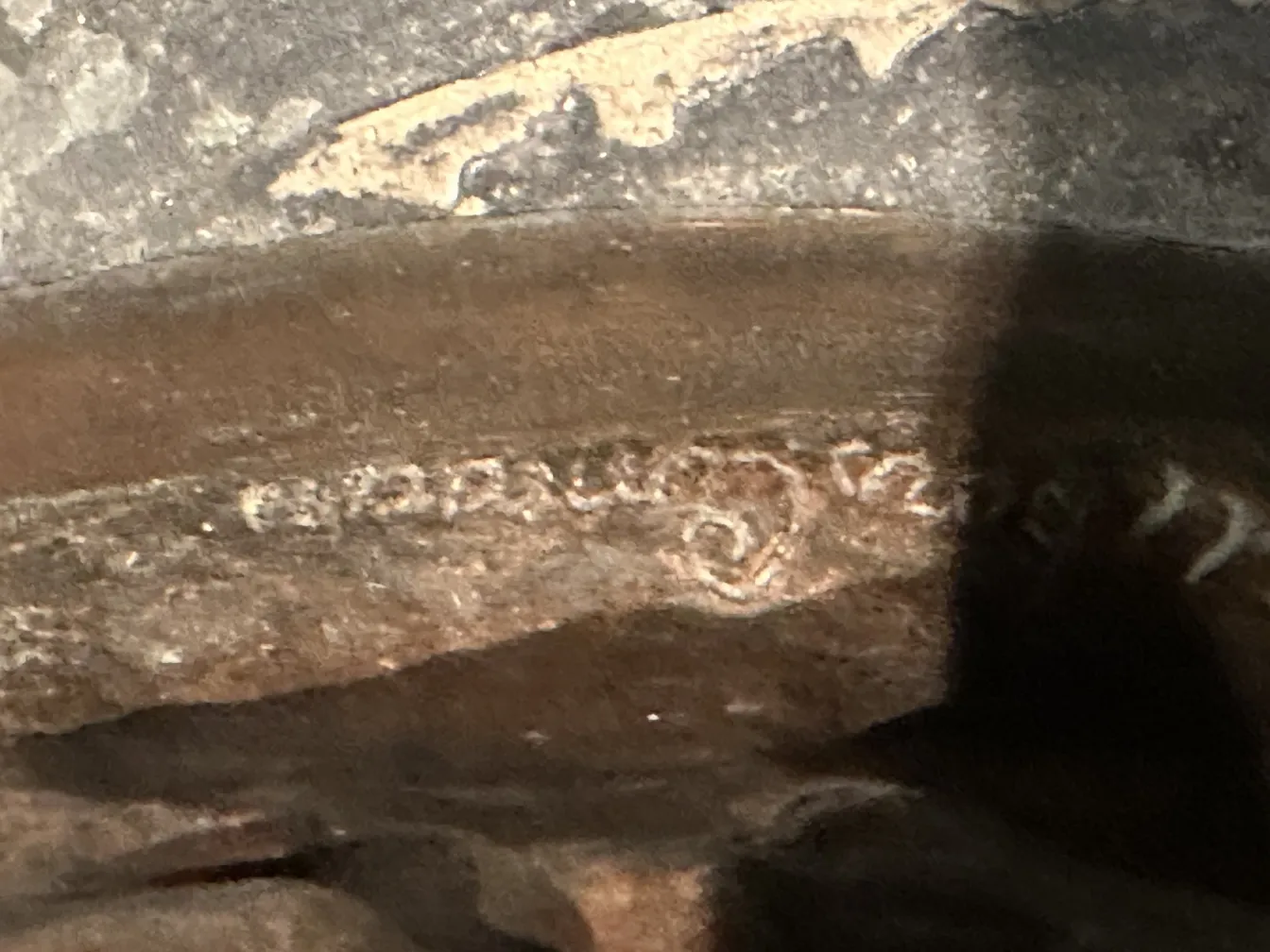 고대 조각이 미세한 질감과 세부 사항을 보여줍니다.