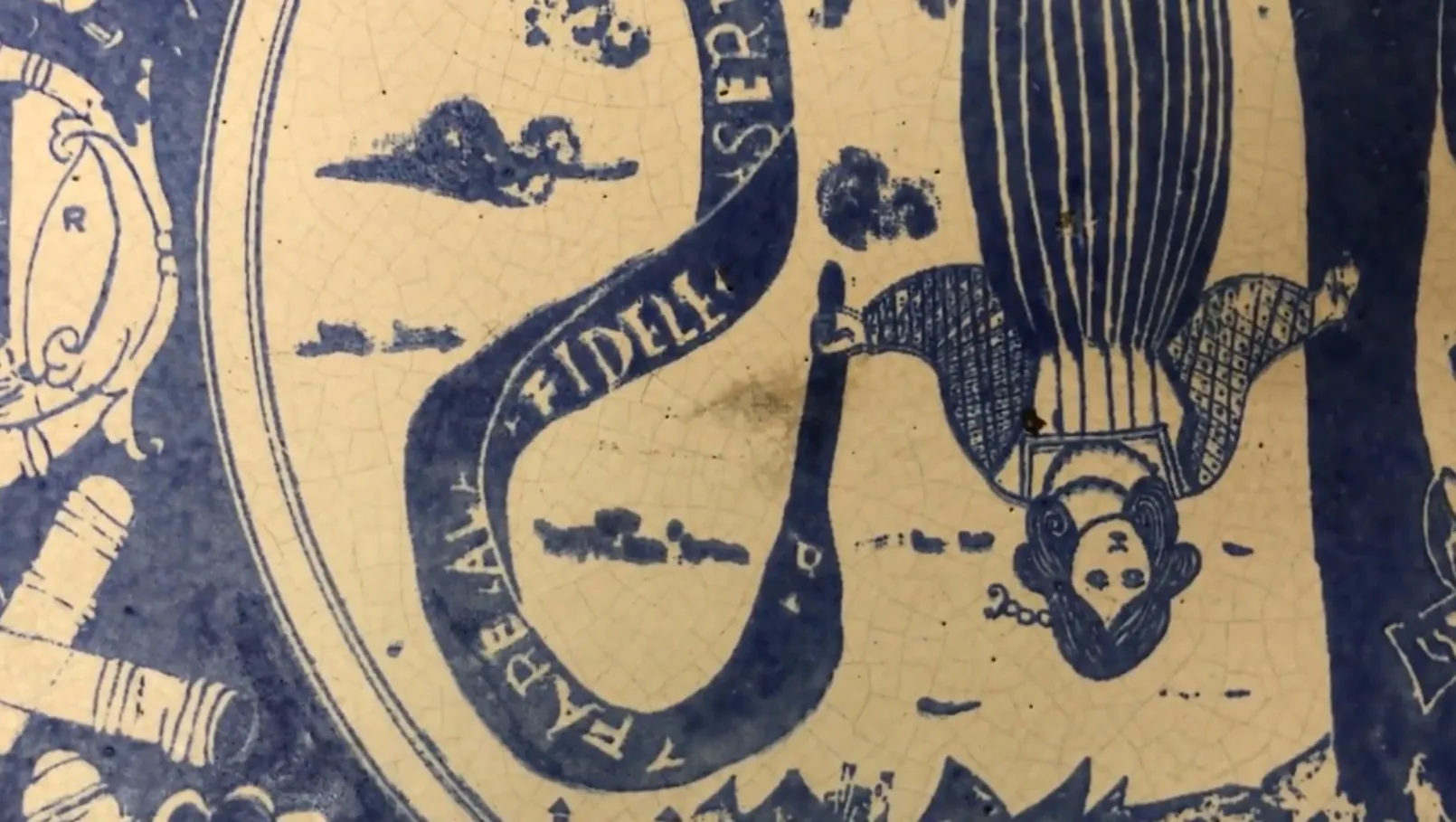 Ceramica antica con design blu e bianco, con figure ornamentali