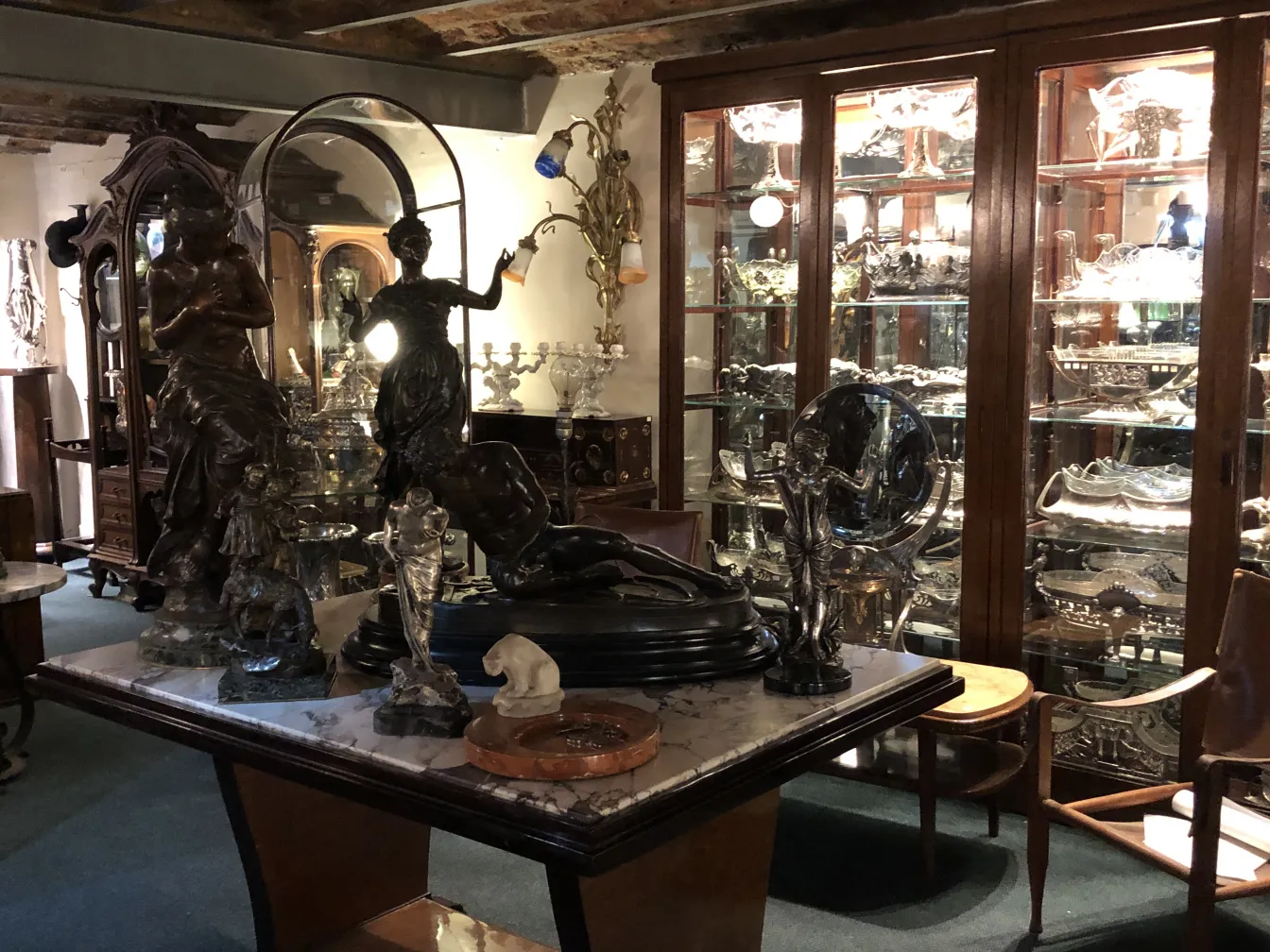 scultura antica di moreau mathurin con dettagli raffinati in un ambiente accogliente