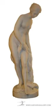 alte Skulptur einer menschlichen Figur in stehender Pose