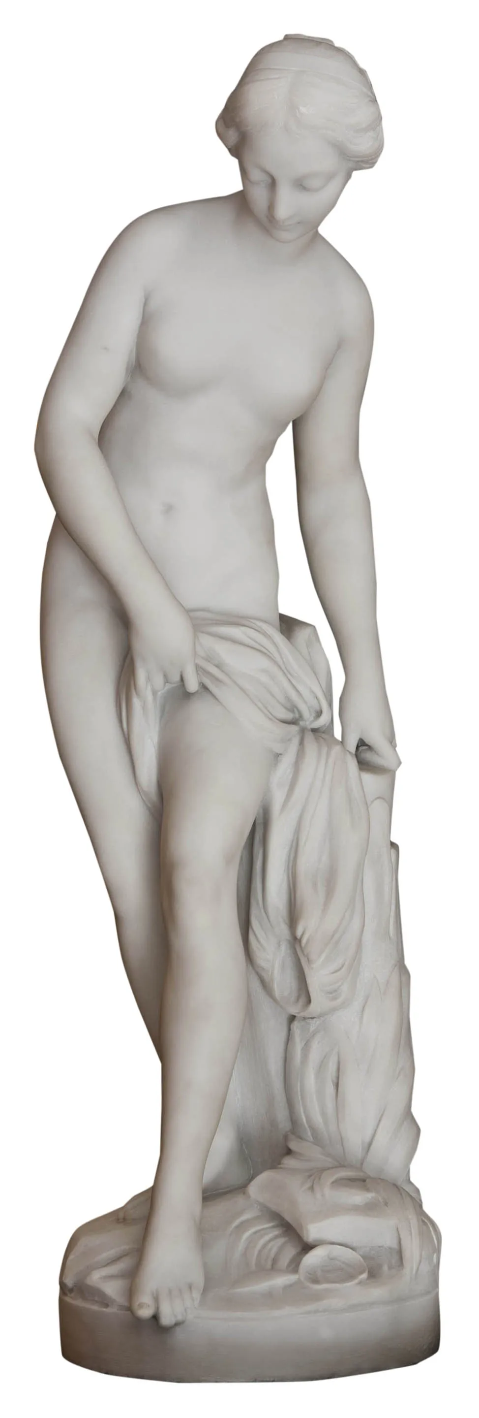 antike Skulptur einer stehenden Frau, mit sanftem Blick, die Stoff hält