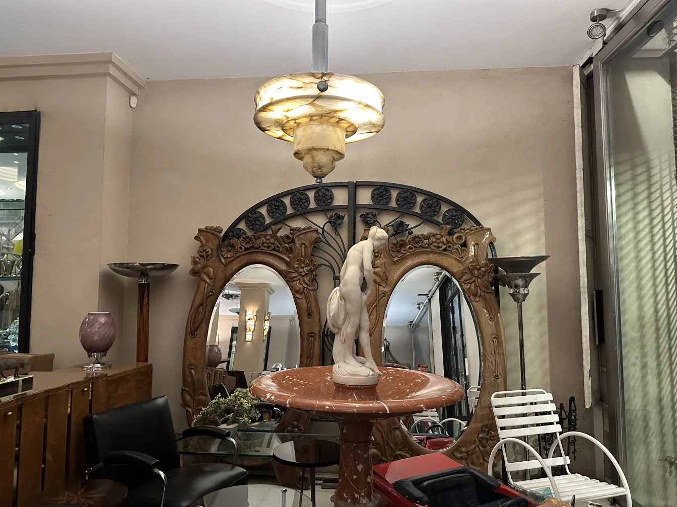 escultura antiga com decoração refinada e espelho
