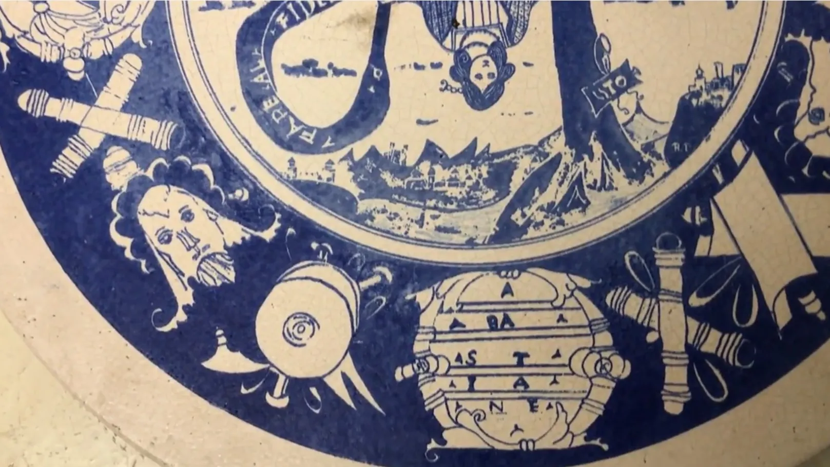 Cerámica antigua artesanal con patrones detallados en azul.