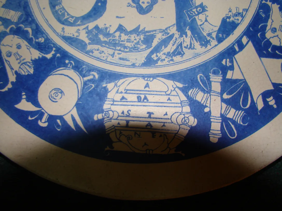 Assiette en céramique avec décoration bleue et figures.