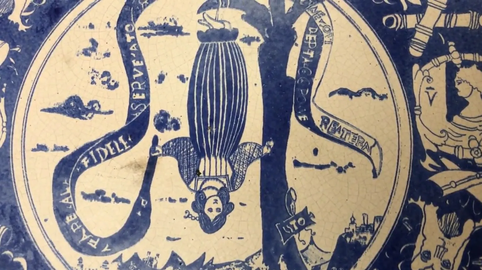 Antica ceramica con decorazione blu e figure bianche