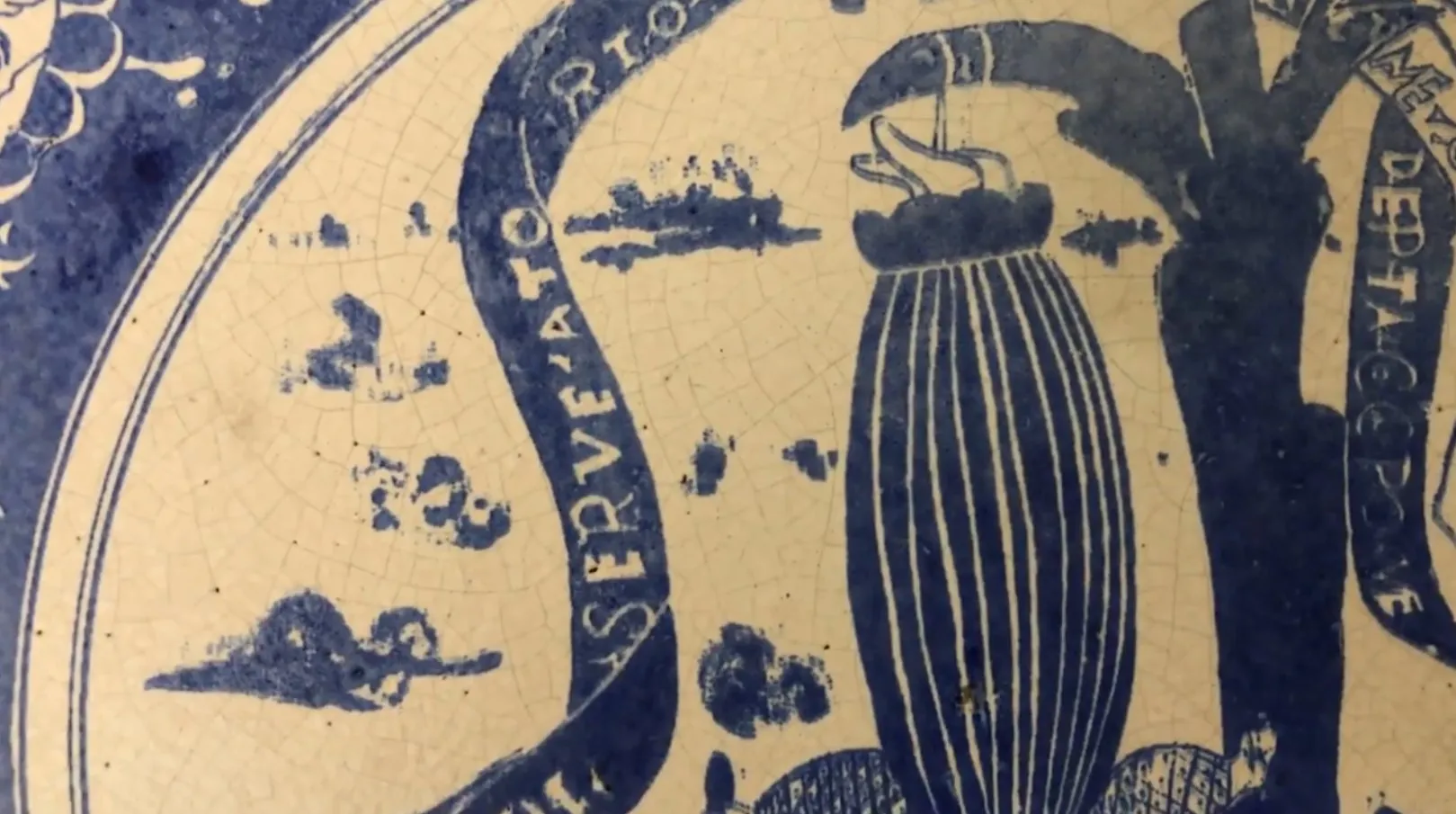 Antica ceramica con disegni blu e bianchi.