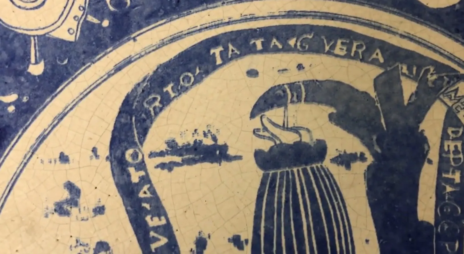 Ceramica antica con design artistico e colori vivaci in un ambiente classico.