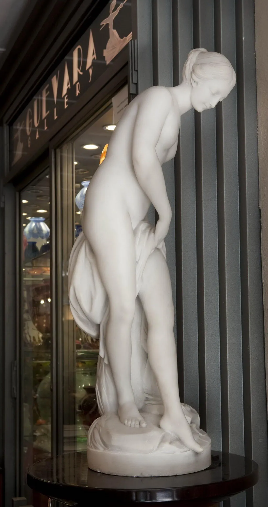 escultura antigua de mujer, detalles finos, fondo de galería