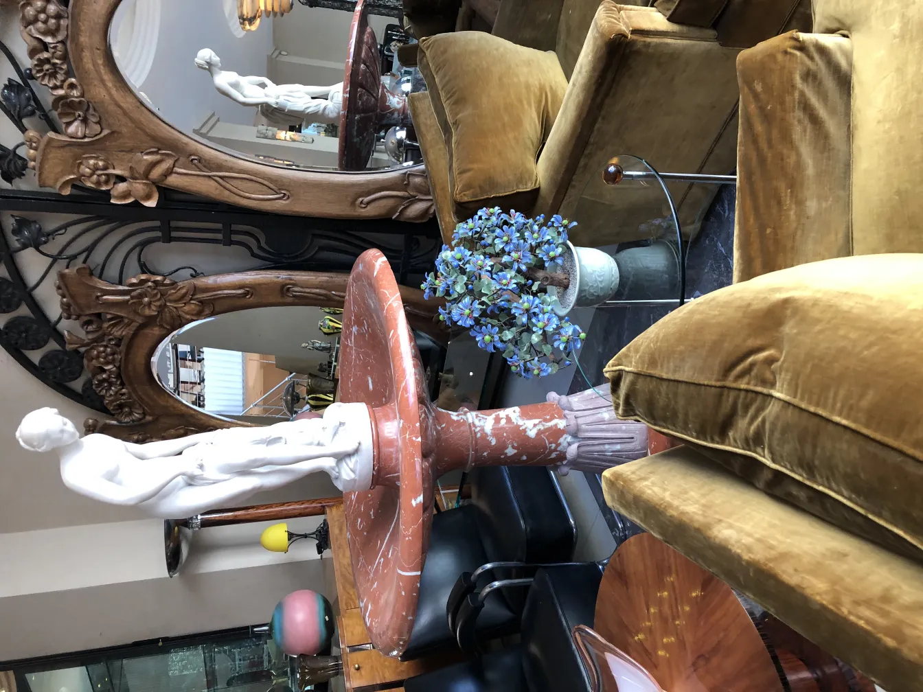 escultura antiga de mulher em um ambiente elegante com móveis chiques