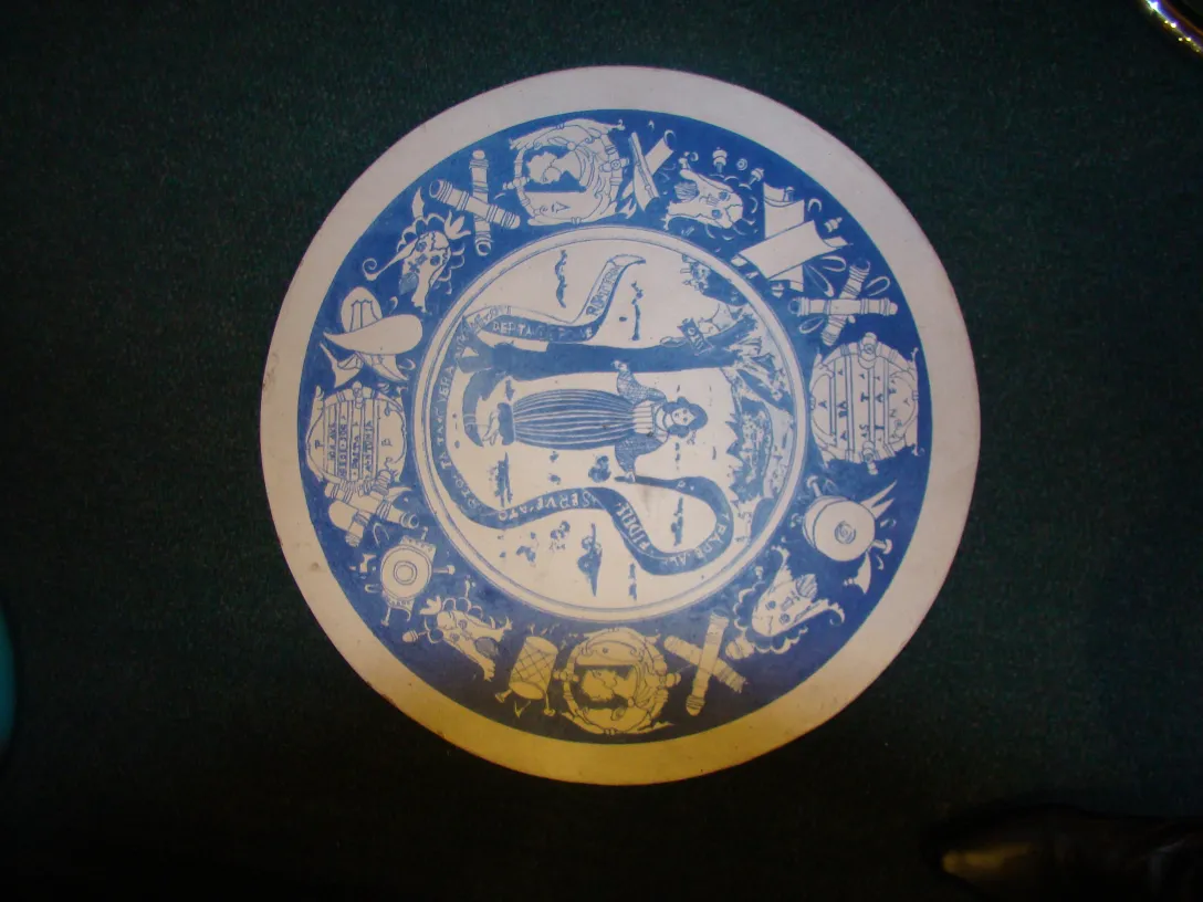 Plato de cerámica antigua azul con diseño detallado y colorido