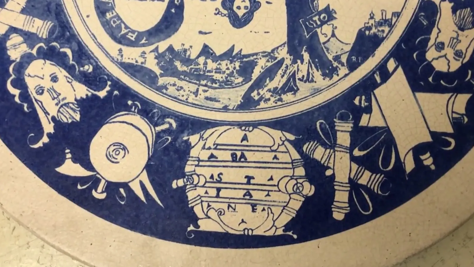 고전 장식 도자기, 파란색과 흰색 디자인, 예술적 세부 사항 및 자연 배경.