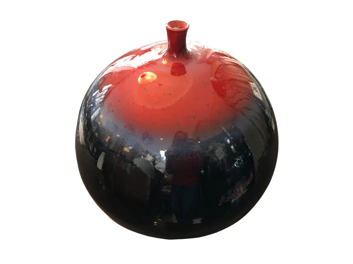 Céramique sphérique brillante rouge et noire, parfaite pour l'exposition.
