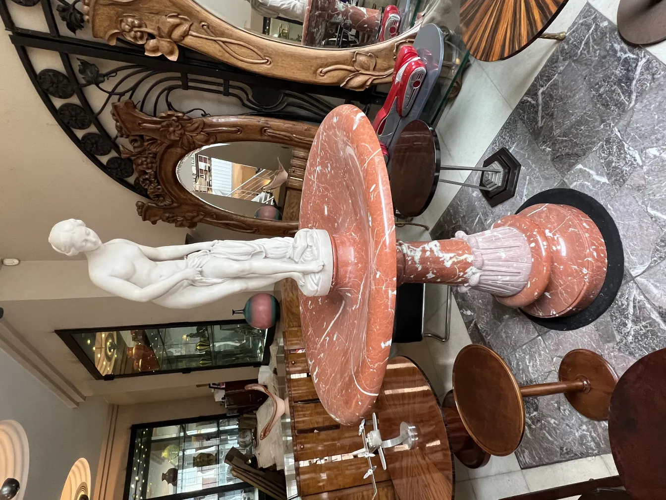 Escultura antigua de mujer en mármol, decorativa y elegante.