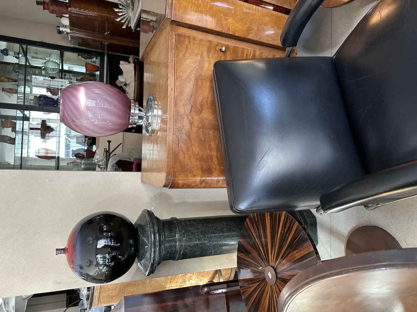 Antike dekorative Keramikvase in Lila in stilvollem Ambiente.