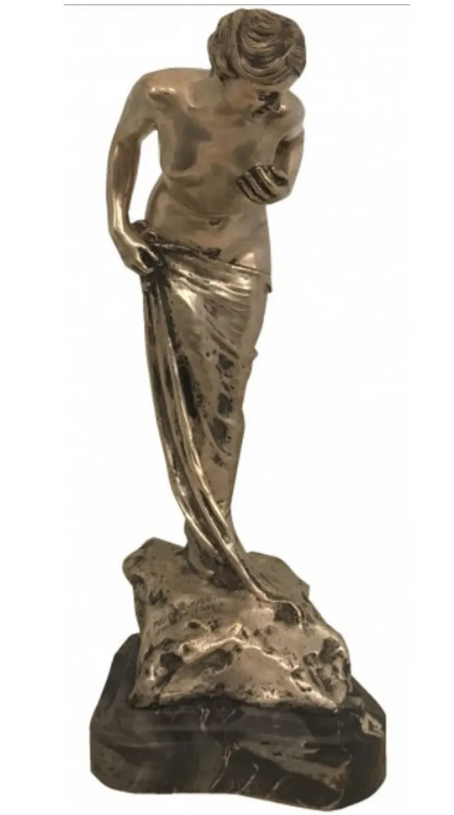 Sculpture ancienne de figure féminine, style élégant et classique