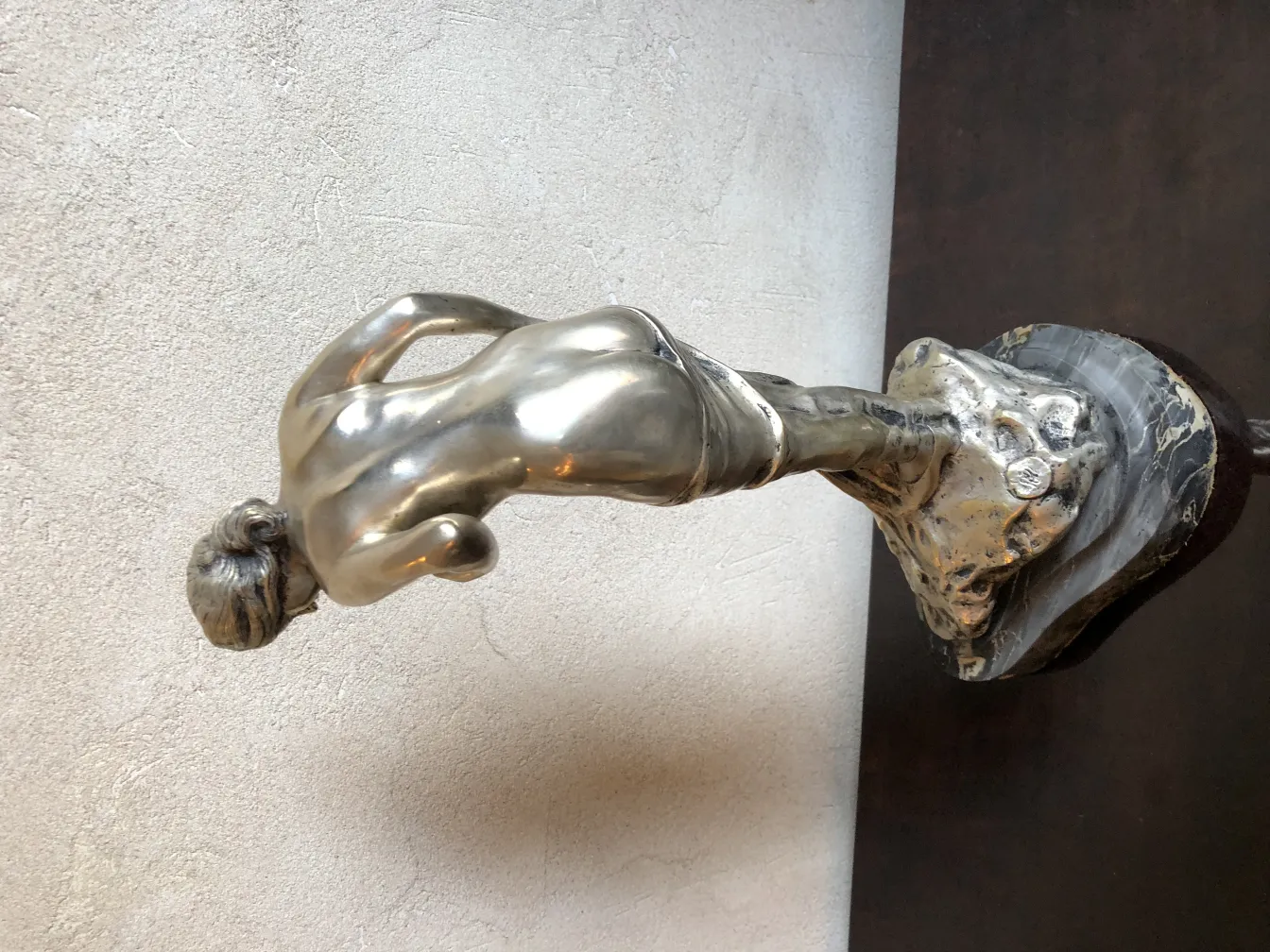 escultura antigua de figura humana con detalles elaborados