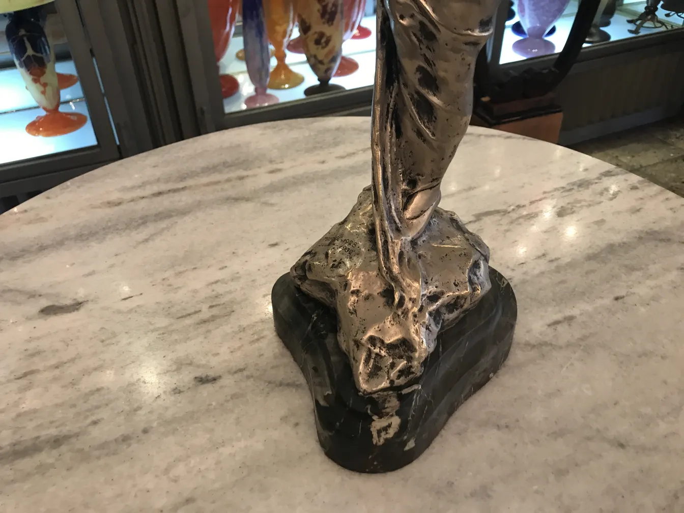 escultura antigua con detalles en la figura