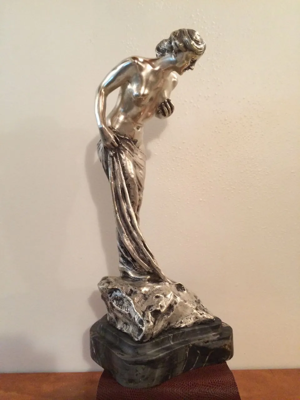 sculpture ancienne figure féminine avec détails