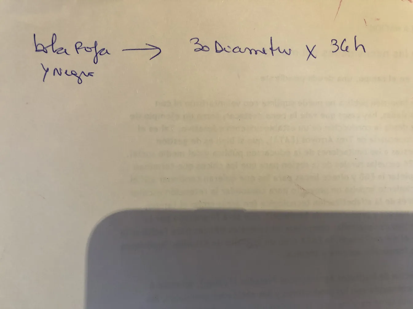 Antike Keramik neben Schrift auf Papier, sichtbare Details.