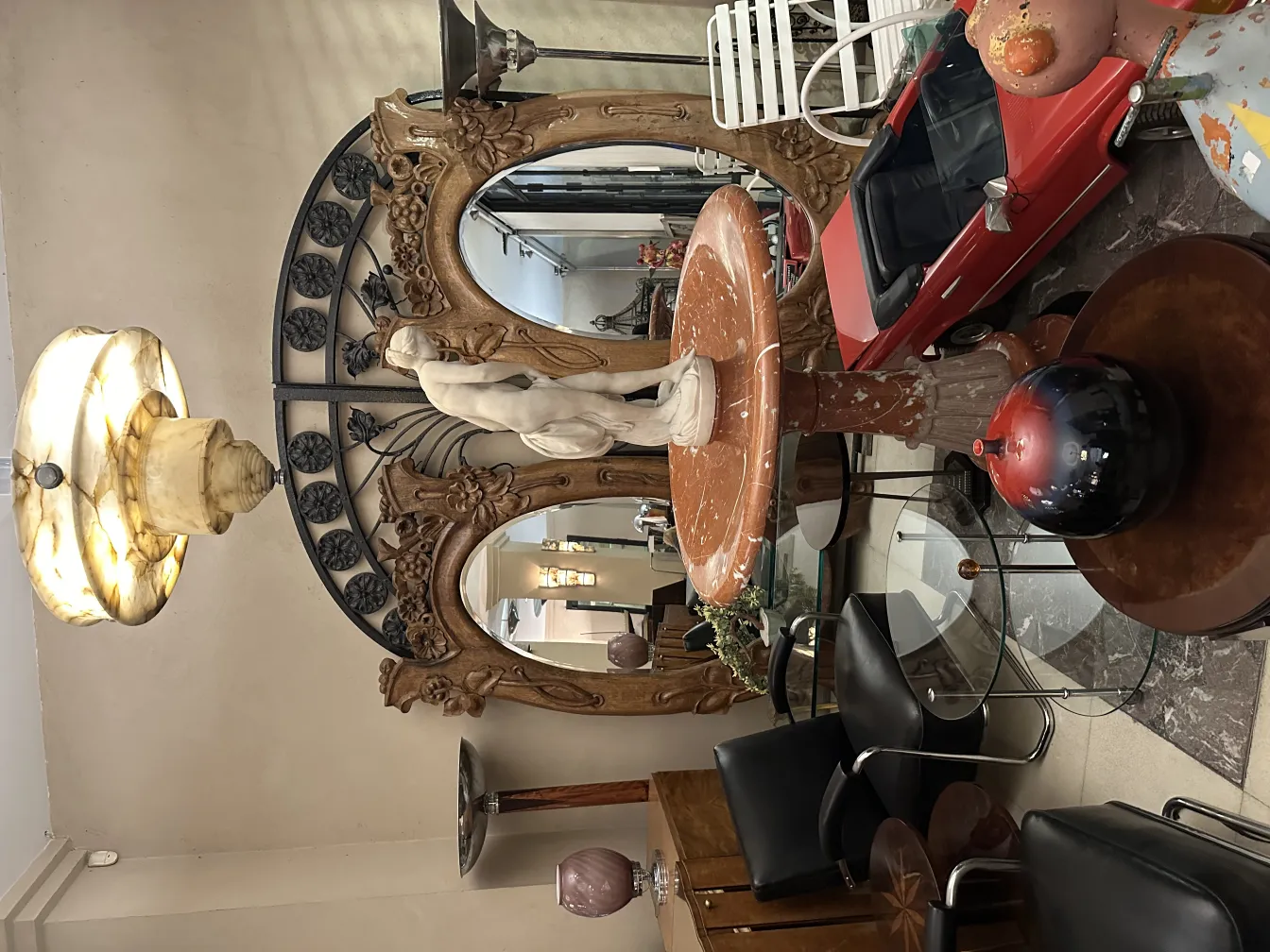 Ceramica decorativa antica con una statua al centro e un ambiente elegante.